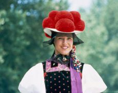 Schwarzwaldmädel mit Bollenhut